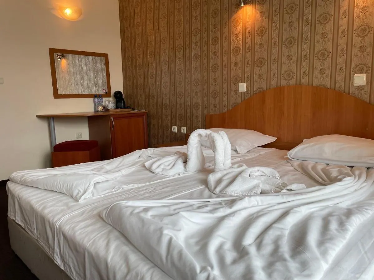 Family Hotel Deykin contacts